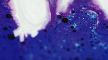Mürekkep arkaplanı. Renk sıvısı karışımı. Parıltı dalgası. Büyüleyici hipnotik makro soyut tasarım fantezi sihirli sıvı sanatında siyah noktalı parlak mavi beyaz boya.