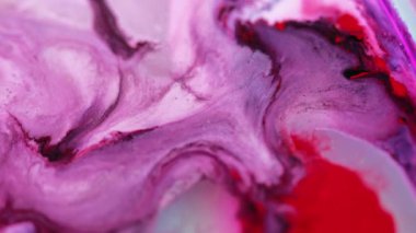 Mürekkep sıvısı karışımı. Boya suyu akışı. Odaklanmamış mor beyaz renkli parıltılı mermer desen ıslak boya harmanlanmış hareket sanatı soyut arkaplan.