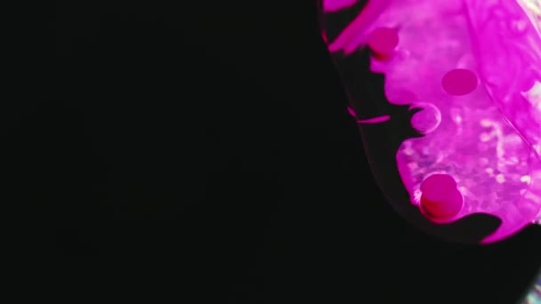 Caída Tinta Burbuja Petróleo Pinta Agua Brillante Neón Rosa Color — Vídeos de Stock