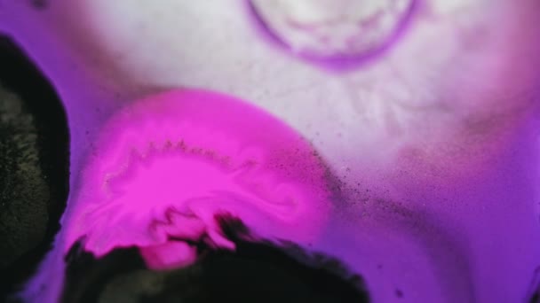 ペイントミックス 流動的なアート インク水 ブルーネオンパープルピンクブラックホワイトカラーウェットグリッターアクリル染料流れ波動粒子テクスチャ抽象背景 — ストック動画