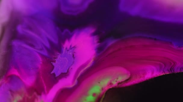 Kapání Barvy Tok Inkoustu Mix Neonové Tekutiny Rozmazání Zářící Fialová — Stock video