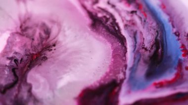 Mermer mürekkep dokusu. Boya karıştırılmış su. Odaklanmamış mor kırmızı renkli siyah sıvı simli parçacıklar hareket sanatının soyut arkaplan akışı.