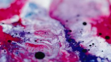 Soyut arkaplan. Parıltı akıyor. Akışkan sanat. Bulanık, kırmızı, mavi, siyah, parlak, ıslak, madde karışımı. Büyüleyici, ışıltılı bir tasarım..