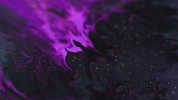Gotejamento Tinta Fluxo Água Tinta Desfocado Brilhante Neon Roxo Preto — Vídeo de Stock