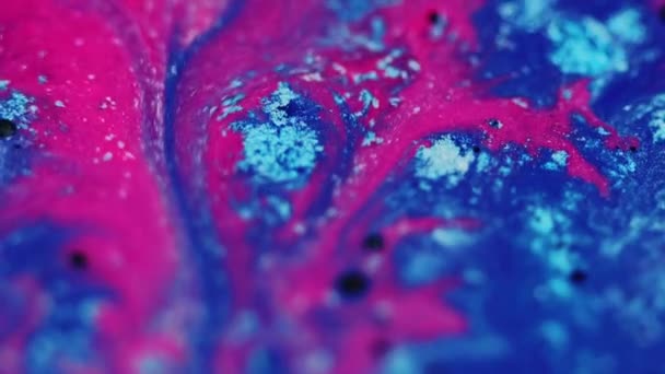 Glanzende Vloeibare Achtergrond Glitter Kleurstof Acrylverf Beweging Blauw Roze Stroom — Stockvideo