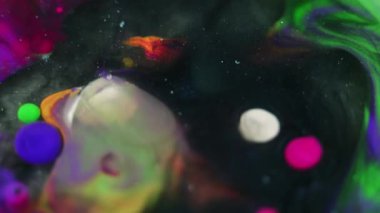 Soyut arkaplan. Sıvı karışımı. Renkli akrilik kabarcıklar. Neon mavisi, pembe, beyaz, yeşil, yağ damlası. Simli dokuda, siyah lekeli su sanatı..