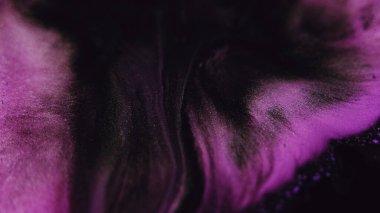 Boya sıçraması. Mürekkep suyu. Odaklanmamış neon mor renkli simli sıvı sıçrama dalgası hareketli koyu renk sanat soyut arkaplan.