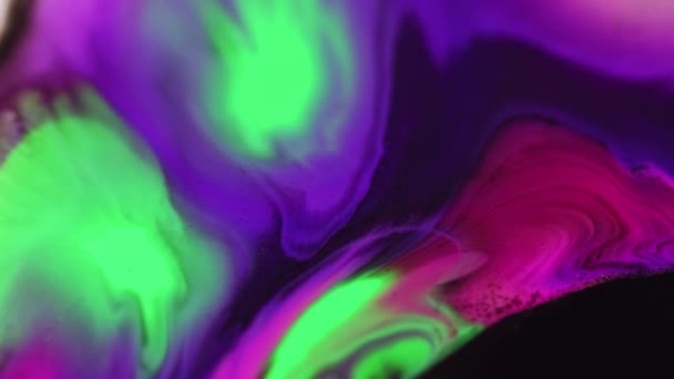 Flujo Mezcla Tinta Derrame Líquido Neón Desenfoque Brillante Verde Púrpura — Vídeos de Stock