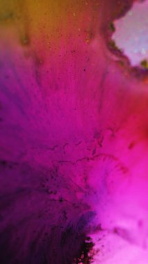 Boya sıçraması. Parlak sis dokusu. Odaklanmamış neon, mor, pembe, gradyan, parlak, su dalgası, soyut arka plan sanatı..