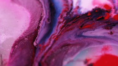 Boya karışımı. Mürekkep akışı. Odaklanmamış mor kırmızı beyaz renkli parıltılı mermer desen akışkan dalga hareketi soyut arkaplan.