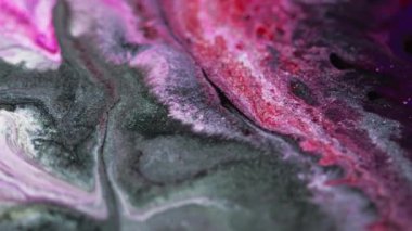 Mermer mürekkep dokusu. Boya karıştırılmış su. Odaklanmamış pembe kırmızı beyaz renk sıvı simli parçacıklar hareket sanatının soyut arkaplanı.
