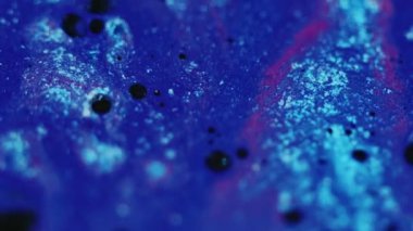 Soyut arkaplan. Köpüklü sıvı. Parlak sıvı karışımı. Pembe siyah parçacıklar desenli parlak mavi renk parlatıcısıName.