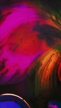 Boya damlası. Mürekkepli su sıçraması. Emülsiyon balonu. Parlak neon yeşil pembe renk yağ dokusu koyu renk sanat soyut arkaplan üzerinde sıvı karışımı hareket.