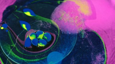Boya damlası. Mürekkepli su sıçraması. Emülsiyon balonu. Parlak neon yeşil pembe renk yağ dokusu koyu renk sanat soyut arkaplan üzerinde sıvı karışımı hareket.