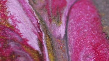 Islak sim akışı. Mermer mürekkep. Pembe altın rengi ışıltılı metalik parçacıklar desen boya su harmanlama hareketi soyut arkaplan bulanık.