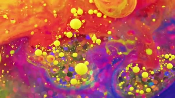液体塗装の背景 カラーフッ素ミックス オイルモーションアート オレンジ ブルー グリーン パープル物質 抽象的な泡は虹彩のある円形の光沢のある粒子が付いている水で催眠回転します — ストック動画