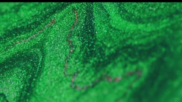液体油漆背景 闪闪发光的点滴 抽象艺术中 金光闪闪的绿色水墨混合滴在银光闪耀的表面上飘扬 — 图库视频影像