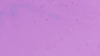 Köpüklü sıvı. Mürekkep dalgası. Bulanık mor menekşe rengi ıslak tahıl dokusu akrilik mürekkep akışı sanat soyut arkaplan kopya alanı ile.