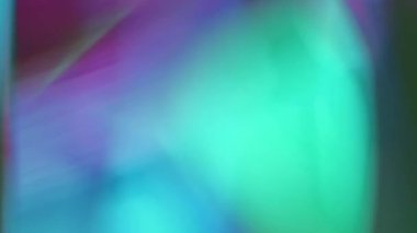 Prizma geçmişi. Işınlar kırılıyor. Kristal yansıma. Odaklanmamış mavi yeşil floresan ışık aydınlatması soyut piramit döndürme sanatında parlıyor.