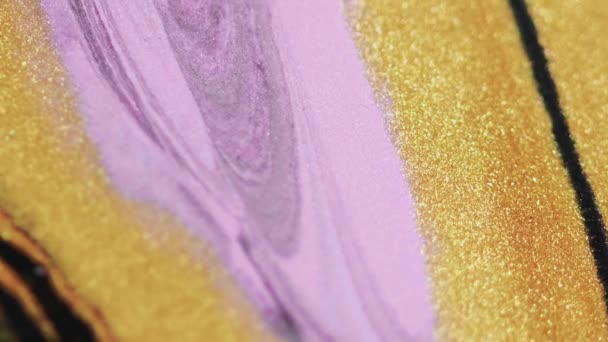 流体艺术 闪闪发光的油漆流 金黄色的紫罗兰色闪烁着湿湿的金属油墨在分散的抽象背景上的涡旋 — 图库视频影像