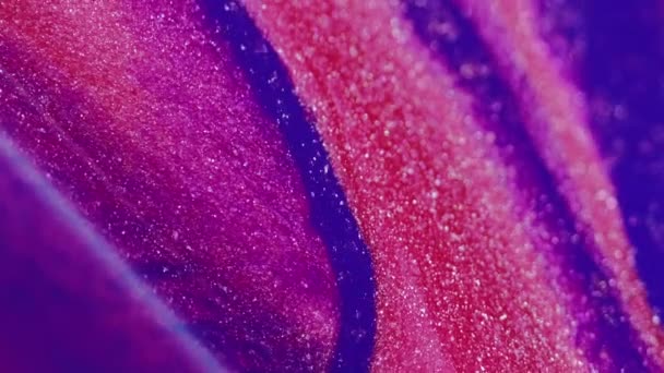 グリッターペンキこぼれ 流動的な背景 スパークリング液 ピンク ブルー パープル カラー 微粒子 インク テクスチャ — ストック動画