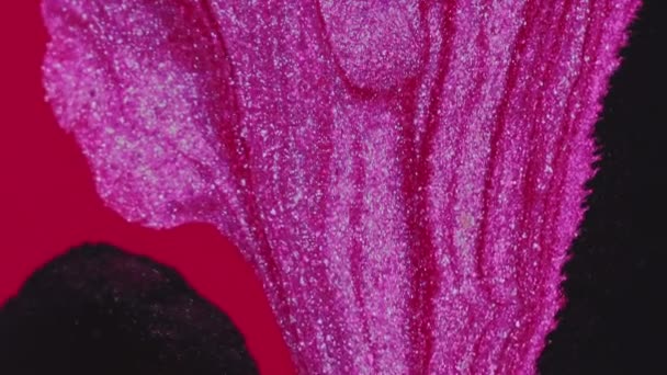 Gocciolamento Liquido Scintillante Acqua Inchiostro Rosa Rosso Nero Colore Scintillante — Video Stock