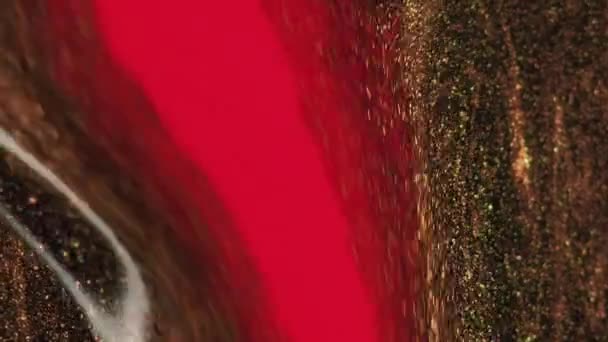 闪闪发光的液体滴下 油漆混合 红色青铜黑色湿淋淋金属颗粒纹理油墨在分散艺术抽象背景下的溢出流动 — 图库视频影像