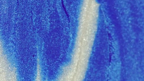 Sprankelende Verfgolf Natte Glitterstroom Blauwe Witte Kleur Gloeiende Glinsterende Deeltjes — Stockvideo