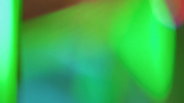 抽象的な背景 ビームリフレクション クリスタルプリズム ネオンカラーグリーンイエローブルーピンクアイリッドエスカレントライトで回転ピラミッドスムーズな動きを魅了するアート — ストック動画
