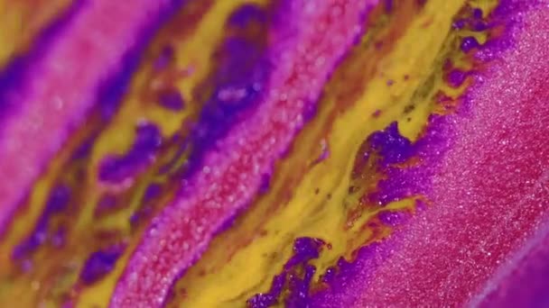 Блестящая Жидкость Проливается Чернильная Вода Капельница Влажной Эмали Розово Желтый — стоковое видео