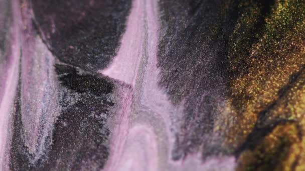 闪光的液体流动 水彩画 模糊抽象背景下的金黑色紫色闪光金属纹理油墨混合运动 — 图库视频影像