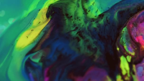流畅的艺术质感油漆水流 明亮的霓虹灯绿色粉红湿墨混合运动在脱焦的闪光表面抽象背景上的应用 — 图库视频影像