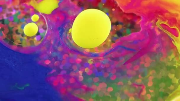 抽象的なカラフルな背景 シーンズペイント 流動的なアート 円形の輝きが付いている水表面で回る混合された鮮やかな黄色い赤い青い緑の液体オイルの泡 — ストック動画