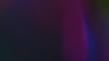 Kırılma arkaplanı. Parıltı. Disko ışığı. Odaklanamayan mavi mor gece kulübü aydınlatması koyu soyut sanatın yumuşak dokusu.