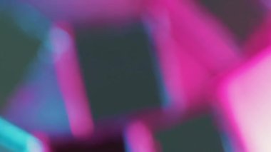 Disko dekorasyonu. Parti malzemeleri. Retro kulübü, gece hayatı eğlence atmosferinde parlak renkli ışıkta dönen gümüş beyaz ışıklı ayna topuna odaklanamadı.