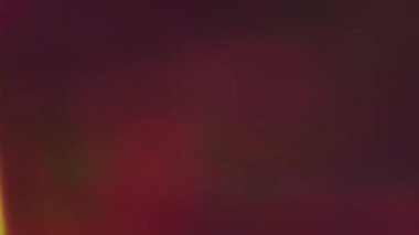 Bokeh ışıkları. Soyut odaklanmış parlaklık. Parti aydınlatması. Renkli ışınlar, cam prizma kırılma efekti arka planında yanardöner festival noktaları.