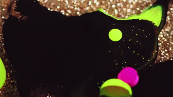 Abstrakt Bakgrund Flytande Färgblandning Blinkbläckbubblor Färgglad Kontrast Svart Gul Lila — Stockvideo
