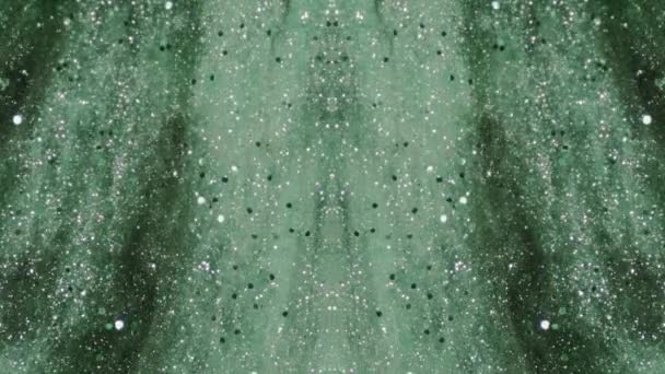 摘要背景 闪光的气流 下起倾盆大雨银光闪闪的圆形粒子落在绿色液体油漆中神秘的对称艺术 — 图库视频影像