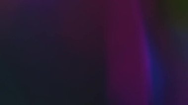 Kırılma arkaplanı. Parıltı. Disko ışığı. Odaklanamayan mavi mor gece kulübü aydınlatması koyu soyut sanatın yumuşak dokusu.