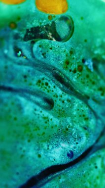 Köpük sıvısı. Köpük dokusu. Odaklanmamış yeşil sarı simli yağlı boya karışımı dalga akışı soyut sanat arkaplanı.