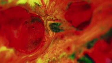 Boya suyu akışı. Mürekkep karışımı. Bulanık kırmızı, yeşil, parıldayan, parıldayan, parıldayan, nemli, sıvı karışımı, soyut sanat arka planı..