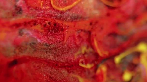 闪光的墨水流动 油漆溢出水 模糊生动的红色黄色金属粒子质感流体混合波运动抽象艺术背景 — 图库视频影像