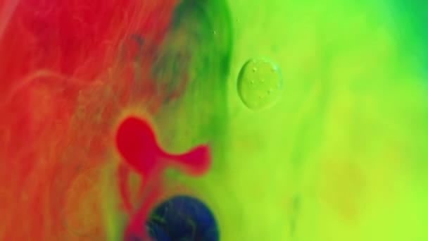 Neondimma Måla Vattenbubblan Vibrerande Grön Röd Blå Färg Genomskinlig Våt — Stockvideo