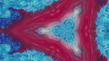 Kaleydoskop geçmişi. Soyut parıltı sanatı. Saykodelik mürekkep karışımı. Büyüleyici mozaik akışında parlak mavi üçgen simetrik dekoratif süsleme.