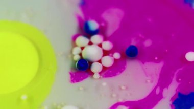 Boya karışımı. Mürekkep kabarcıkları. Odaklanmamış parlak morumsu pembe, beyaz, mavi, yağ rengi, boya lekesi, soyut sanat arkaplanı..