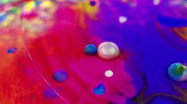 Yağ akışı. Parlak mürekkep suyu. Odaklanmamış parlak mavi pembe renk şeffaf sıvı jel yuvarlak boya baloncukları yüzen hareket soyut sanat arka planı.