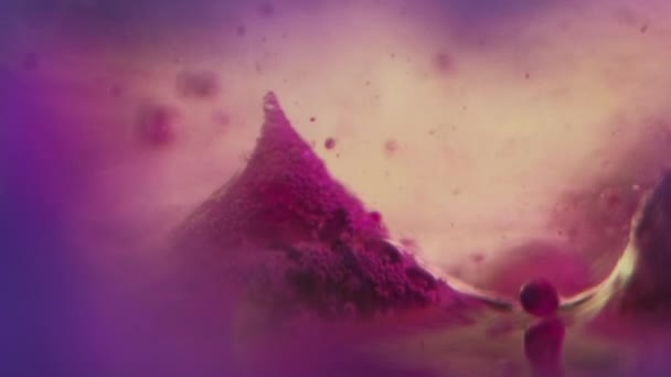 Збільшує Рідину Неонові Піни Бульбашки Розфокусований Фіолетово Рожевий Синій Колір — стокове відео