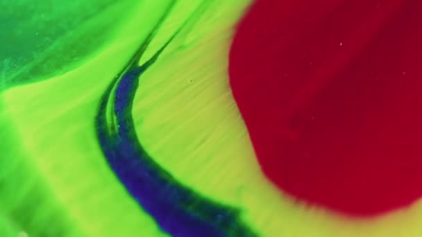 Жидкий Краситель Пигментная Смесь Абстрактные Вихри Жидкости Неоновые Зеленые Красные — стоковое видео
