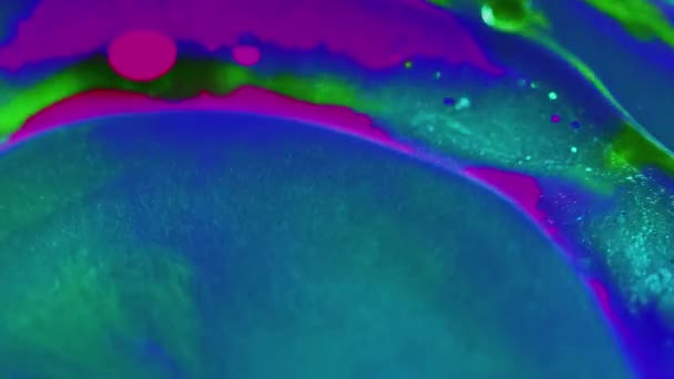 Всплеск Краски Воде Блестящая Жидкость Размытие Ярко Зеленого Синего Фиолетового — стоковое видео