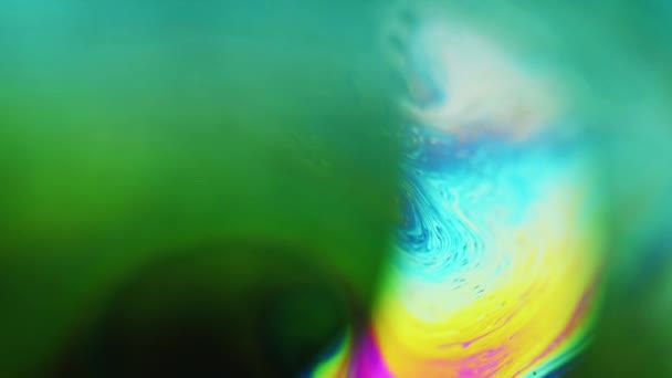 油漆涡旋 墨水混合水 迷幻幻药暗抽象艺术自由空间背景下简写的霓虹灯绿色 液体混合波运动 — 图库视频影像